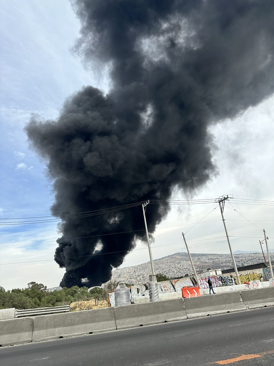 memo_gil's tweet photo. @pciviledomex @Edomex Incendio en Valle de Chalco https://t.co/eVQ4FS00fb