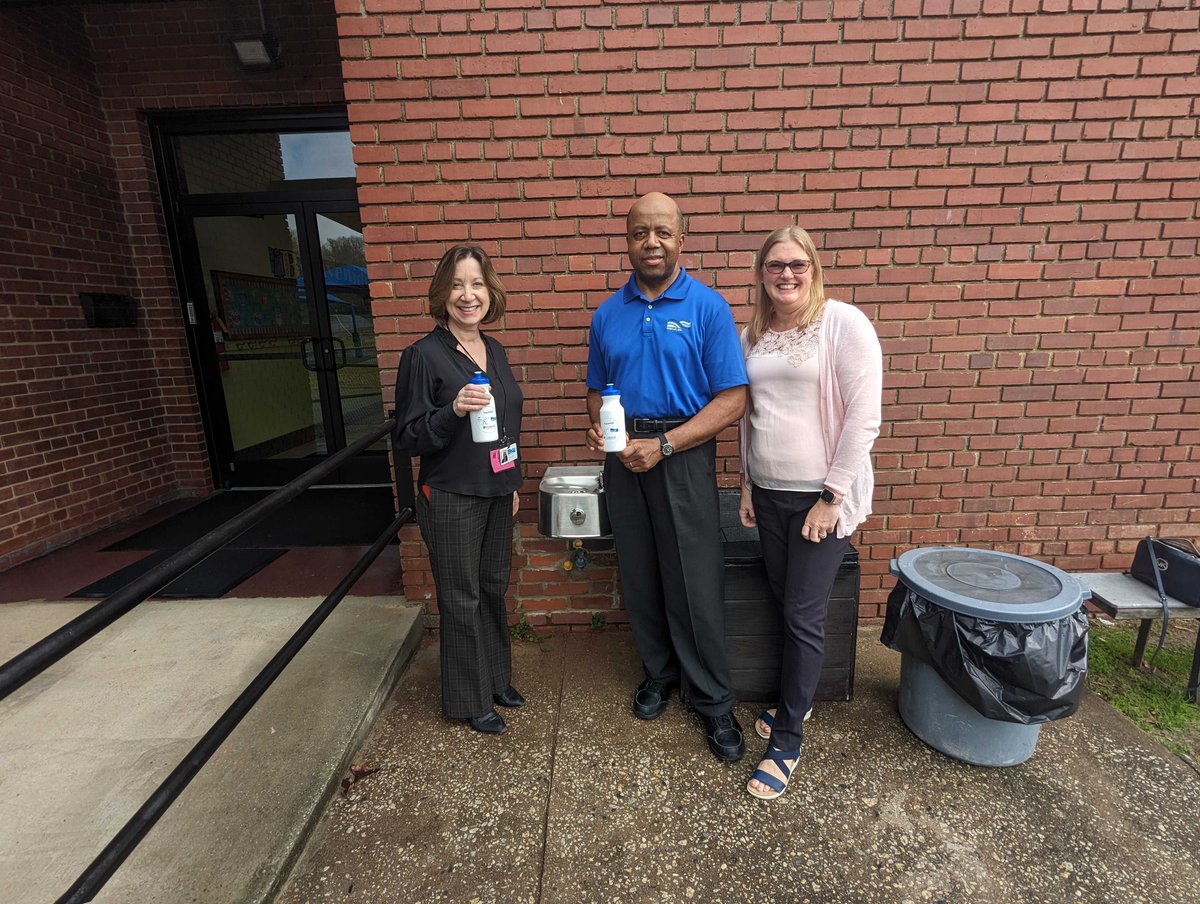 RCAPInc's tweet photo. ๐ฅค๐ง RCAP kicked off the #Agua4All program in 2024 in South Carolina with the installation of new water bottle filling stations with lead filtration technology at Head Start Centers in Abbeville and McCormick. RCAP was joined by @SERCAPWater, @CoBank, @GLEAMNSHRC and @SCDHEC. https://t.co/yLZl9duRPE