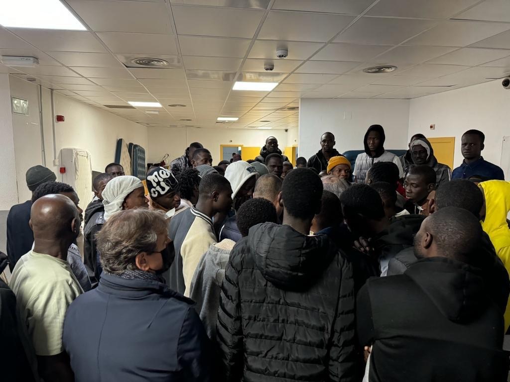DefensorPuebloE's tweet photo. El @DefensorPuebloE, tras visitar la sala de asilo de Barajas, se ha dirigido a @inclusiongob, @interiorgob y @aena solicitando que se pongan los medios para que se respeten los derechos fundamentales de las personas que se encuentran en las salas de asilo
https://t.co/pB2OBc4Bw8 https://t.co/ySxfUTPmP6