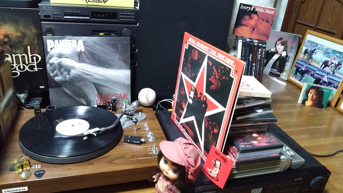 T8wZ0kV8Lc1fupF's tweet photo. let'sEnjoy myroom🏡
PANTERA🎸🎶👍🥂🤘
GuitarSolo👍🎶🎸🥂🤘
mycollection🤗🤘🎸🎶
#PANTERA #BURRN
#DEFILED #GuitarPick
#vinyl #mycollection
#ortofon #吟醸リード
#OMQBERT #Pioneer
#METALLICA #RockSTAR⭐👑🎸🎶🤘 https://t.co/lCjhqaXx34