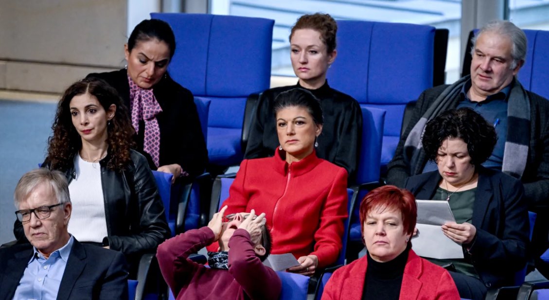 Kenne wieder mal keinen einzigen im Dschungelcamp #ibes2024 
Wobei die Frau in der Mitte? Helft mir!