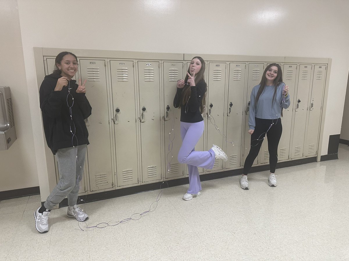 PierPerspective's tweet photo. Today, students explored the STEM field by building the longest paper chain using one piece of paper. Collaboration, problem-solving, spatial awareness, and time management were key to building the longest chain. #umswildcats #unionrxi https://t.co/YQwgw9RJBf