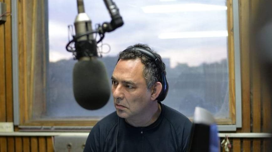 .<a href="/radioulaplata/">Radio UNLP</a> lamenta profundamente el fallecimiento de <a href="/hruano7/">Hugo Ruano</a>, periodista comprometido y gran amigo. Lo recordaremos siempre por su labor incansable en la construcción de una comunicación con sentimiento nacional.
Acompañamos a su flia y seres queridos en este triste momento