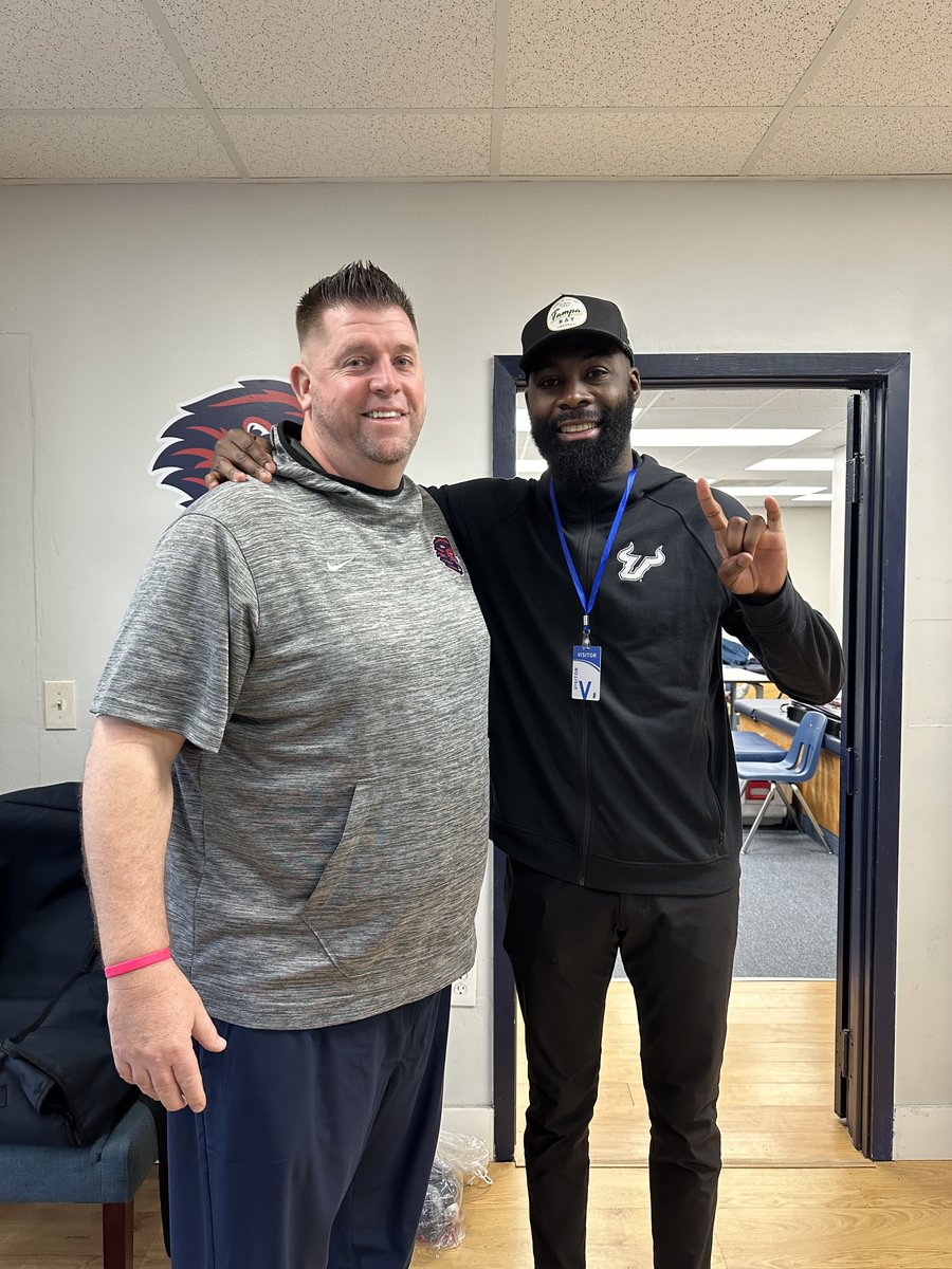 Great to have @USFFootball WR Coach @LWashington_2 on campus to talk about our players and program! Appreciate the visit coach! @ehoff23 @CoachGolesh @USFAthletics @USouthFlorida @USFHerd #ComeToTheBay | #HornsUp