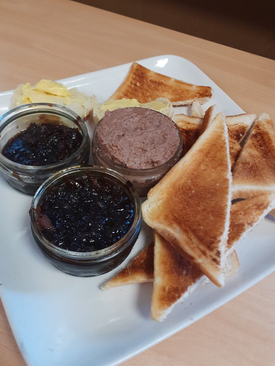 IOweYouNathan's tweet photo. #veganhour @veganhour @VeganChatRoom #veganchatuk #vegan #cooking #fruit #INventionTime
We try to serve our guests two #vegan courses every week! https://t.co/N9KACp2ntI