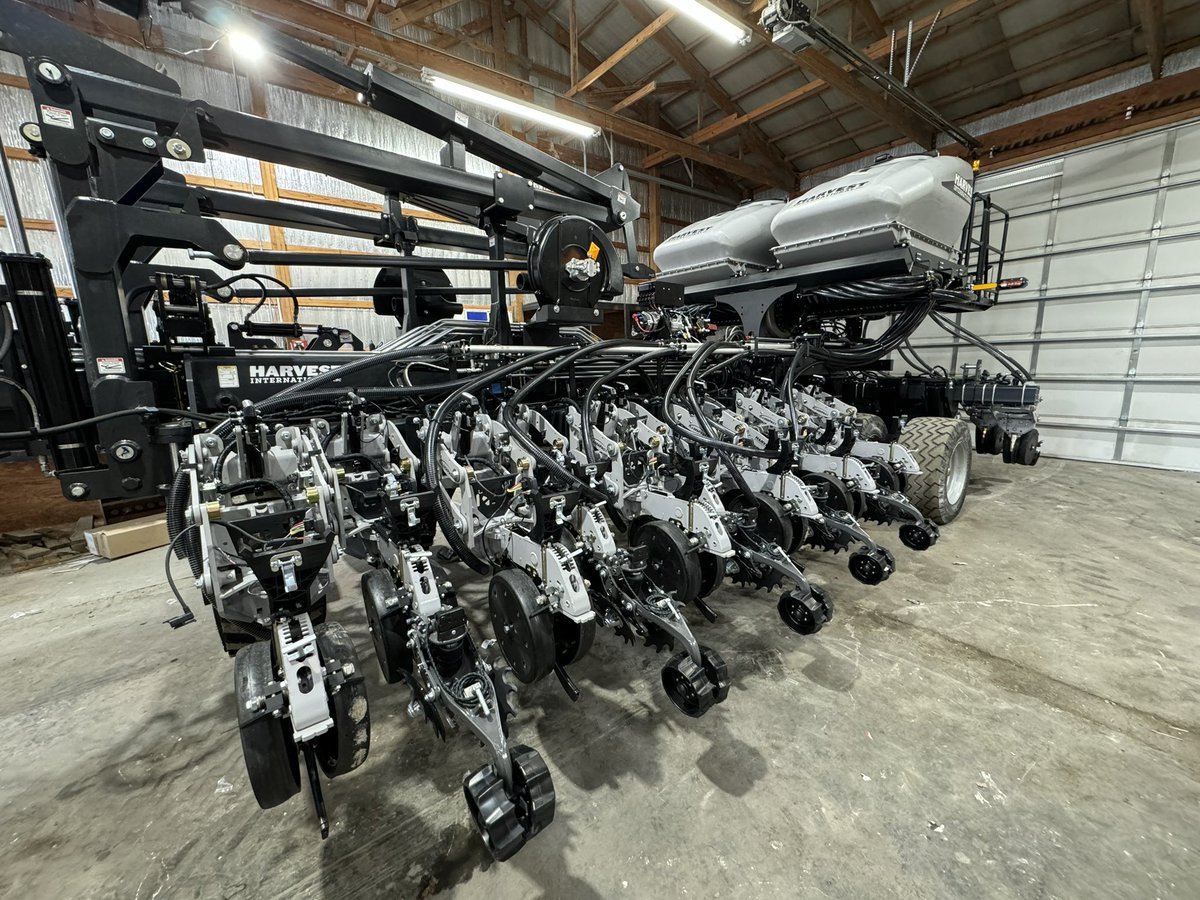 Precision_SFS's tweet photo. @Harvest_Int_Mfg 16/32 Series 2 coming along. Loaded down with @PrecisionPlant vDrive DeltaForce FurrowForce SpeedTube CleanSweep and SmartFirmers https://t.co/ryvmJp1vnD