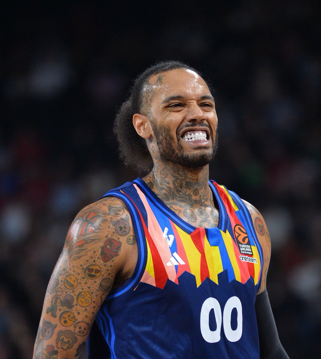 EurohoopsTR's tweet photo. 16 dakikada 21 sayı 😳

Mike Scott, Fenerbahçe Beko'ya karşı ilk yarının bitimine 3:52 kala 21 sayıya ulaştı. https://t.co/ARZXE8d27J