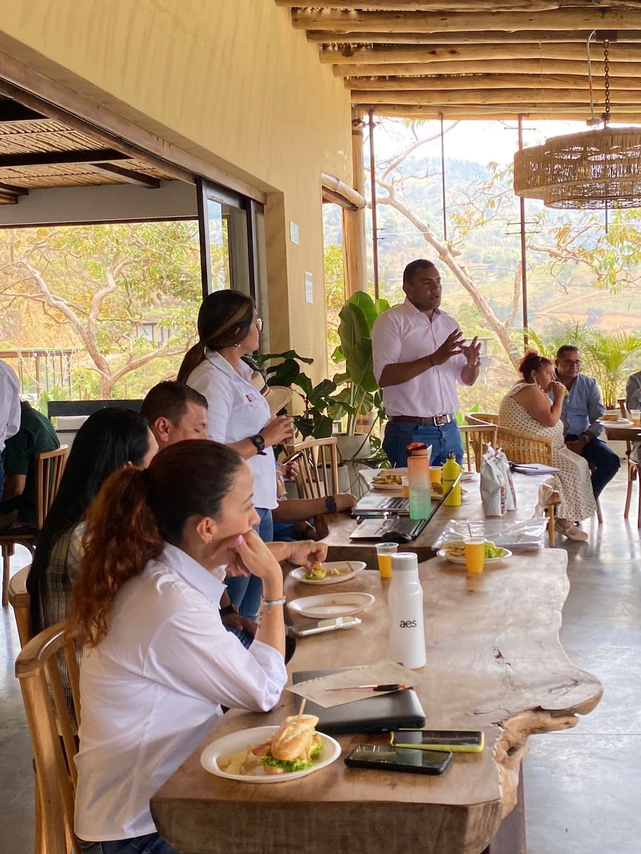 alcaldiagtqboy's tweet photo. @DavidGuateque Alcalde Municipal, participa del Taller sobre experiencias turísticas en el marco del aprovechamiento de la esmeralda como atractivo regional. ✍️⛰️

#AlcaldíaDeGuateque #ValleDeTenza https://t.co/PpW5x32y3n