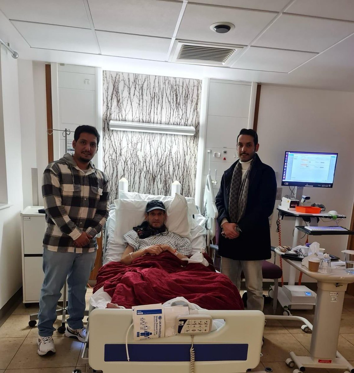 Almujareb's tweet photo. صورة تجمعني مع الاستاذ الدكتور خالي عيد الهيم ولله الحمد بصحه وعافيه وابنه فيصل في بلد الضباب 🇬🇧 
@alhaem131 https://t.co/N0Uz2jqQ7G