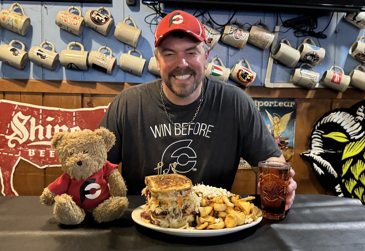 Yesterday on #YouTube we posted our new #foodchallenge video featuring Bilda's 'Two-Mile High' #Reuben Sandwich Challenge in Hubertus, Wisconsin!! I had just 30 minutes to finish a huge double-layer Reuben #sandwich with loaded chili cheese fries!! Link: youtube.com/watch?v=QDcZpp…