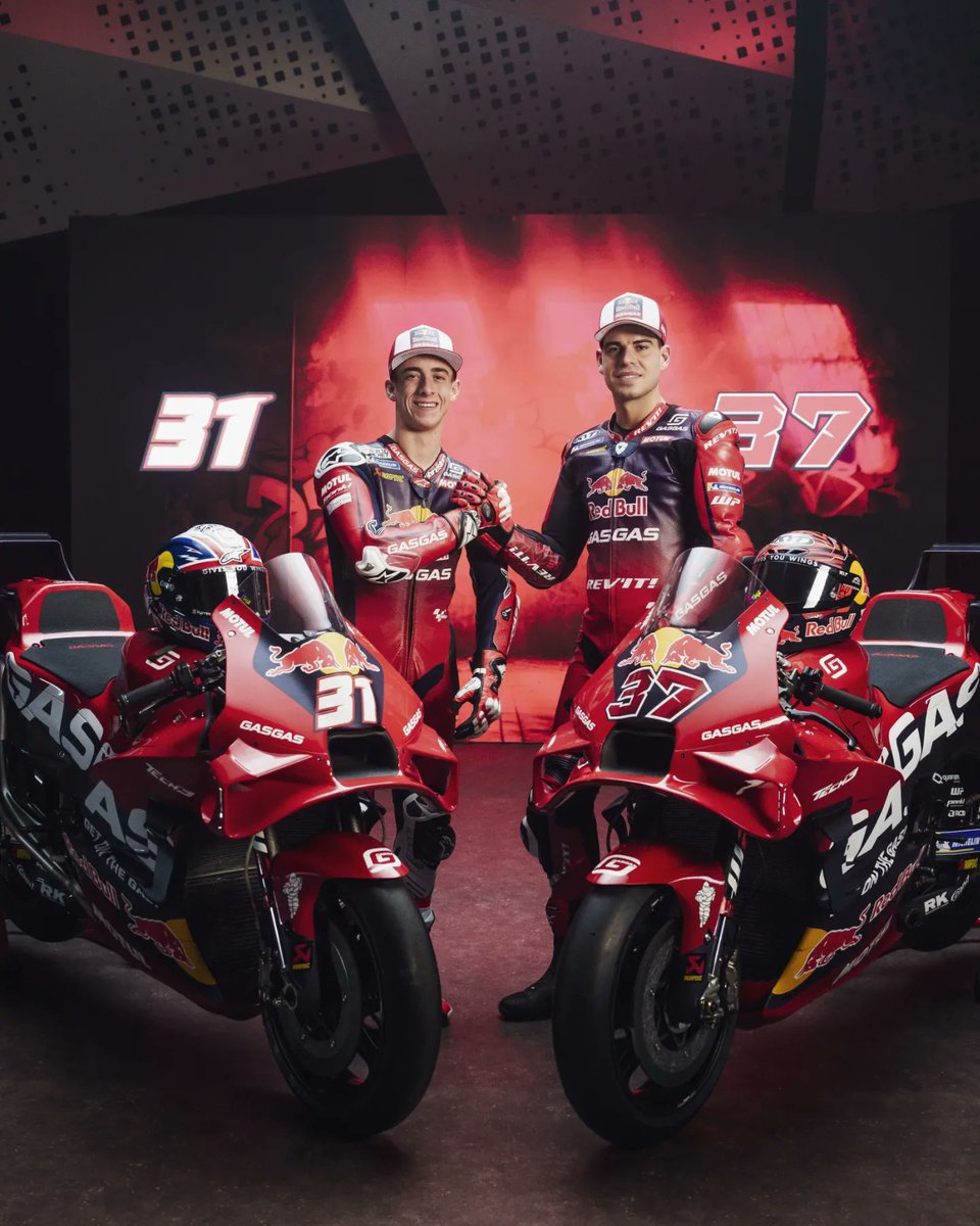 🏍️Ecco le KTM del team GasGas con il logo Red Bull,la nuova moto di Augusto Fernandez e dell'attesissimo rookie Pedro Acosta 🏍️

#motogp #motociclismo #redbullgasgasfactoryracing #redbullgasgastech3 #theonetv7 #ktm #ktmgp

👉Seguteci su @TheOnetv7