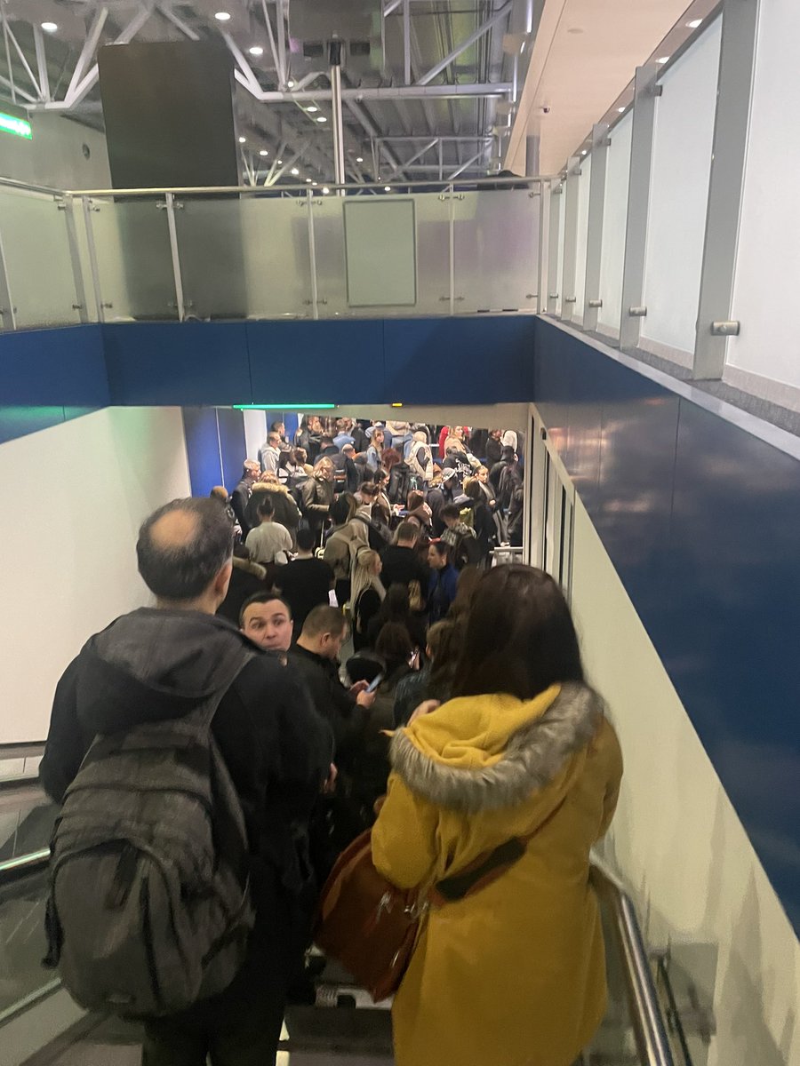 insannny's tweet photo. @Ryanair why do you make people wait after scanning their boarding passes? Waiting in areas with nowhere to sit and the flight nowhere in sight? Just let people sit in peace until the flight comes? What’s the logic? #ryanair https://t.co/WcbE98J1BM