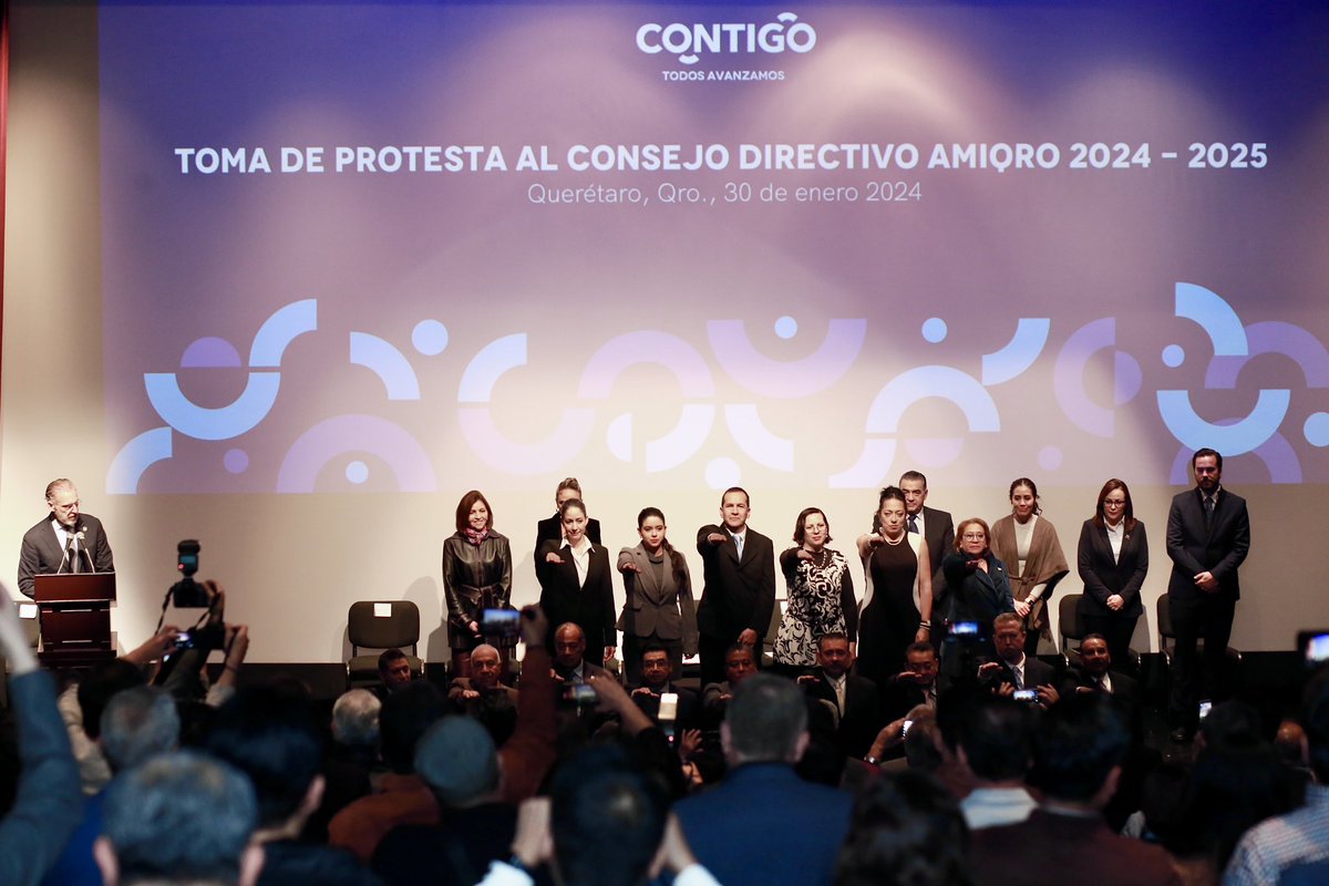 SEDESUQro's tweet photo. El secretario @mdelprete tomó protesta a @amiqro_oficial, asociación dirigida a impulsar las oportunidades de negocio y fortalecer las micros, pequeñas y medianas empresas. La #AMIQRO ha sido un referente clave en el apoyo al crecimiento empresarial en Querétaro. #CONTIGO https://t.co/TeL0vBp058