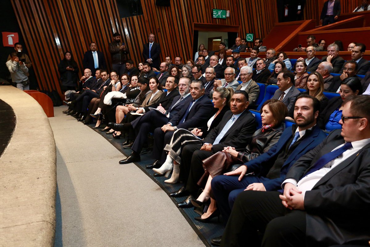 SEDESUQro's tweet photo. El secretario @mdelprete tomó protesta a @amiqro_oficial, asociación dirigida a impulsar las oportunidades de negocio y fortalecer las micros, pequeñas y medianas empresas. La #AMIQRO ha sido un referente clave en el apoyo al crecimiento empresarial en Querétaro. #CONTIGO https://t.co/TeL0vBp058