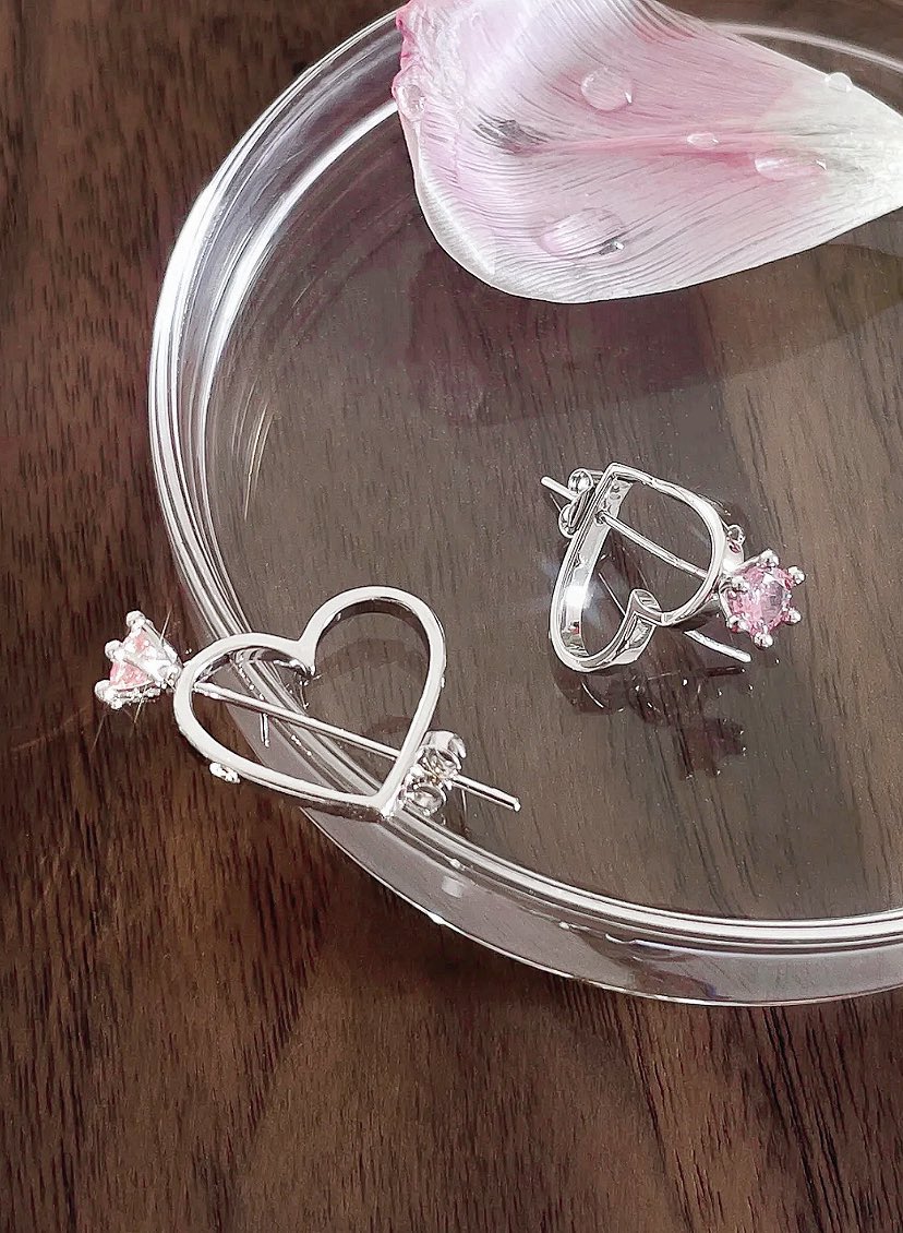 heartzcore_'s tweet photo. heart diamond earrings https://t.co/ZZkwuqaLti