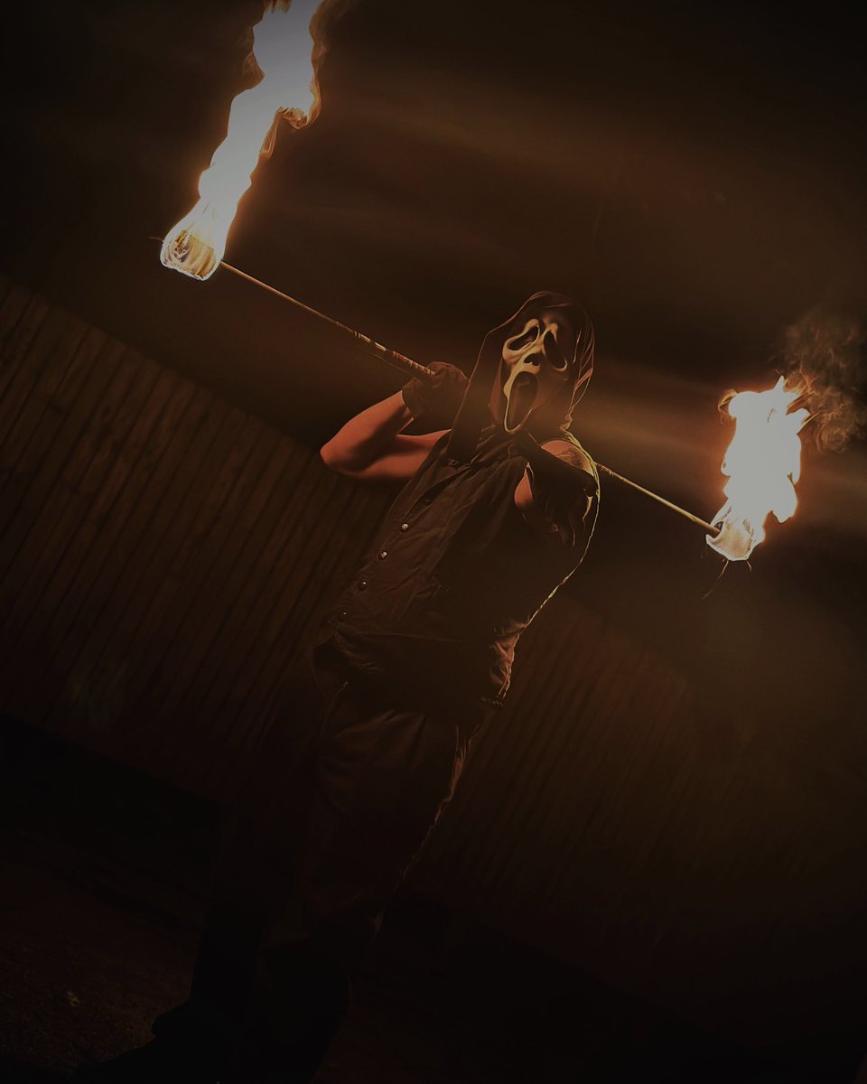killerplayplace's tweet photo. All good girls love a hand necklace 🤤🤤 
.
.
.
#ghostfacecosplay #ghostface #mask #kinkcommunity #horror #horrorcommunity #horrorcosplay #fire #firespinning #fireshow #cosplay #cosplaying #screammask #scream6 #nsfw #handnecklace https://t.co/5RRYkhkeg5