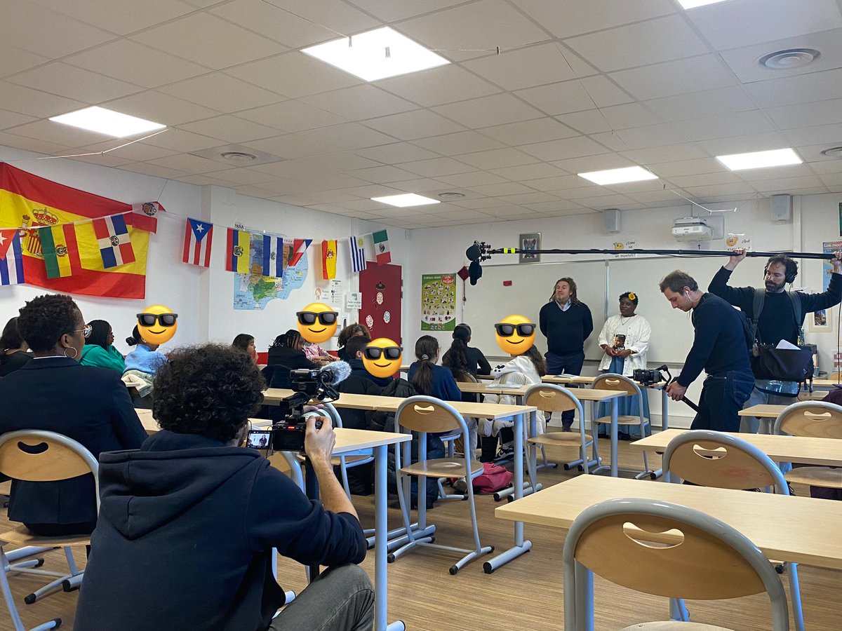 Florian Martin (@florian_martin3) on Twitter photo Les élèves ambassadeurs NAH du <a href="/CollegePvc/">Clg Paul Vaillant Couturier (95)</a> ont profité d’un temps d’échange avec <a href="/annelizdeba/">Anne-Liz Deba</a> et <a href="/OlivDelacroix/">Olivier Delacroix</a>
Sensibilisation au cyberharcèlement et présentation du 📖 d’Anne-Liz « La peur au ventre » 📗
Tout cela sous les caméras pour l’émission <a href="/DLYO_Officiel/">DansLesYeuxdOlivier</a> 🎥
👏et merci👍 Les élèves ambassadeurs NAH du <a href="/CollegePvc/">Clg Paul Vaillant Couturier (95)</a> ont profité d’un temps d’échange avec <a href="/annelizdeba/">Anne-Liz Deba</a> et <a href="/OlivDelacroix/">Olivier Delacroix</a>
Sensibilisation au cyberharcèlement et présentation du 📖 d’Anne-Liz « La peur au ventre » 📗
Tout cela sous les caméras pour l’émission <a href="/DLYO_Officiel/">DansLesYeuxdOlivier</a> 🎥
👏et merci👍