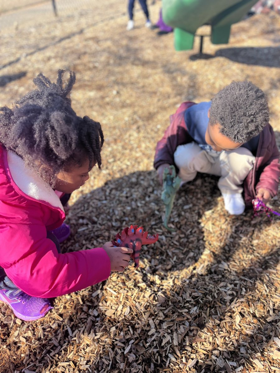 RCPS_EarlyLearn's tweet image. Earthworms 🪱 
#science #playgroundscience #pat #dph #earthwormfindings #tuesday #tuesdayvibe