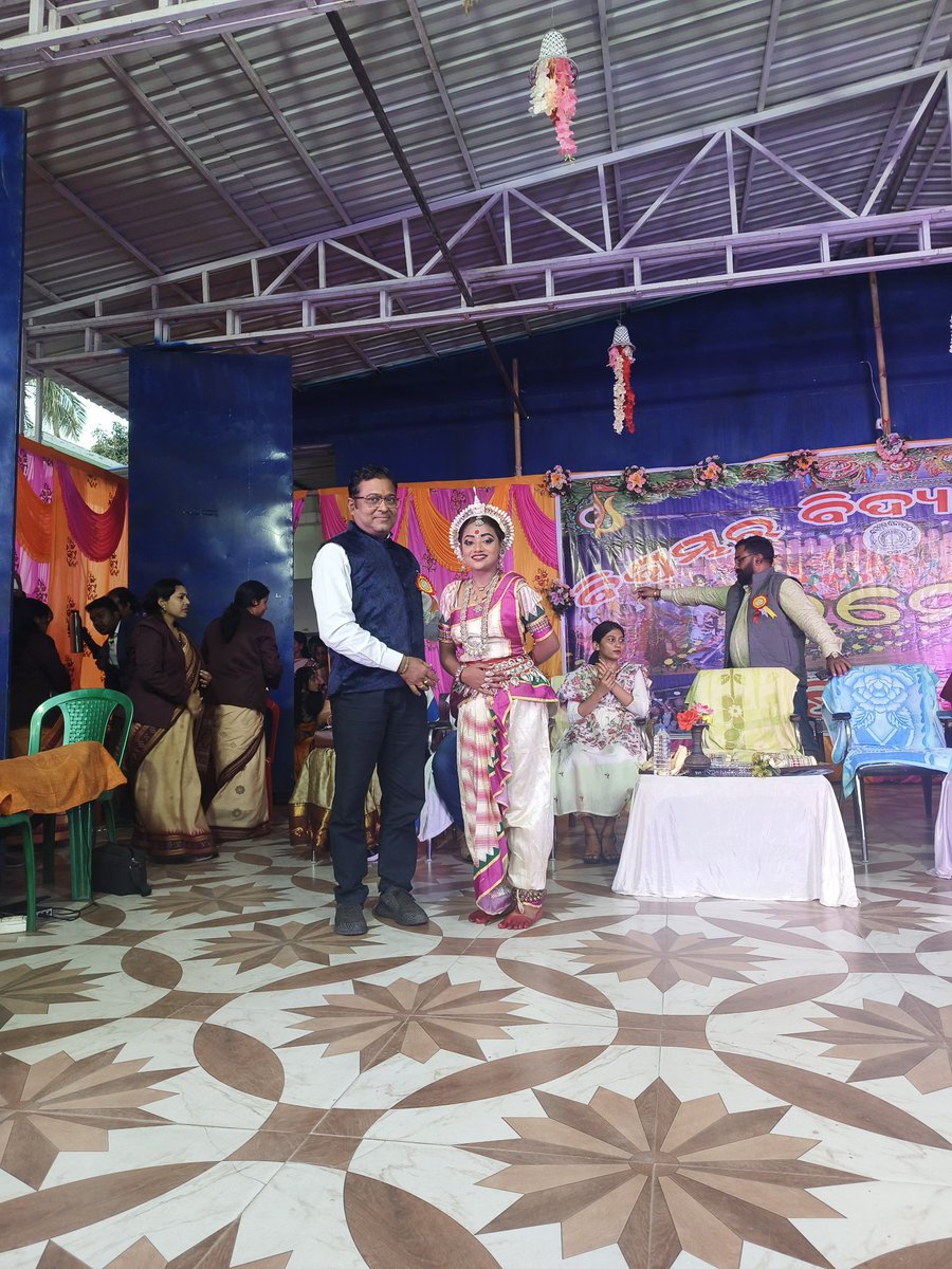 BiswambharPuri's tweet photo. Our Annual Day- Unmesha has been celebrated today for the year 2023-24 with utmost jubilation.
#unmesh #annualday #celebration #dance #song #roleplay #award #reward #fun https://t.co/AIEBosbhEh