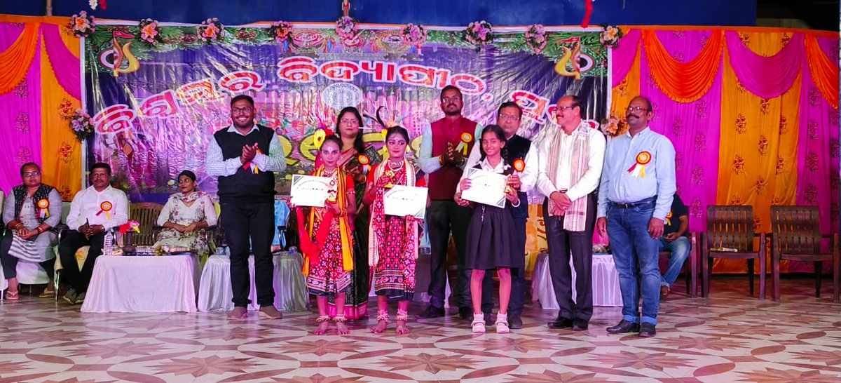 BiswambharPuri's tweet photo. Our Annual Day- Unmesha has been celebrated today for the year 2023-24 with utmost jubilation.
#unmesh #annualday #celebration #dance #song #roleplay #award #reward #fun https://t.co/AIEBosbhEh