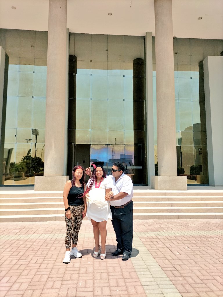 A este momento le llamo felicidad.
Mis papás, mi título y yo 🥹❤️
Lo logramos.