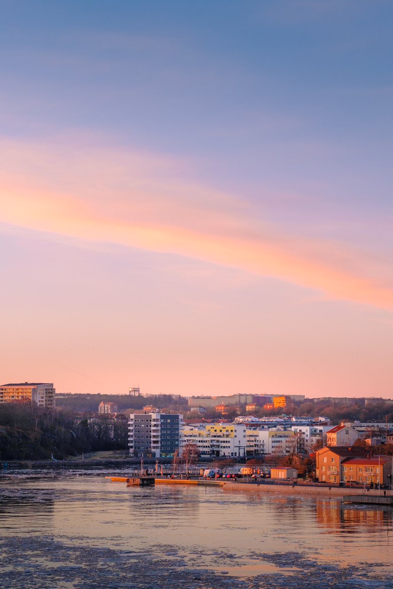 Crimson skyline

#crimsonsky #againstthesky #onthewayout #sunsetskies #lookingin #takethetime #skiesinfocus #pinkskiesatnight #sunsetlover #fujifilm #xpro3 #gothenburg