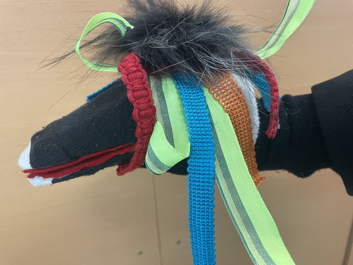 LVive1's tweet photo. Création de marionnette chaussette avec l’intervention de deux artistes ( comédienne et marionnettiste ) sur la semaine .
Première séance sur le vent , comment appréhender cette notion abstraite avec le corps? Confection aujourd’hui de cheveux, à l’aide de rubans puis peinture. https://t.co/A31nPvwh1Z