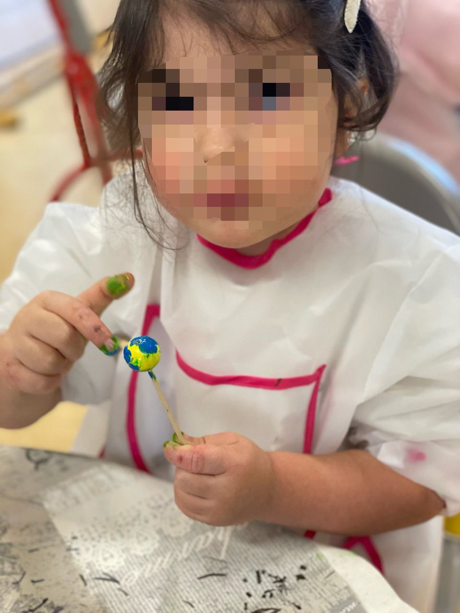 LVive1's tweet photo. Création de marionnette chaussette avec l’intervention de deux artistes ( comédienne et marionnettiste ) sur la semaine .
Première séance sur le vent , comment appréhender cette notion abstraite avec le corps? Confection aujourd’hui de cheveux, à l’aide de rubans puis peinture. https://t.co/A31nPvwh1Z