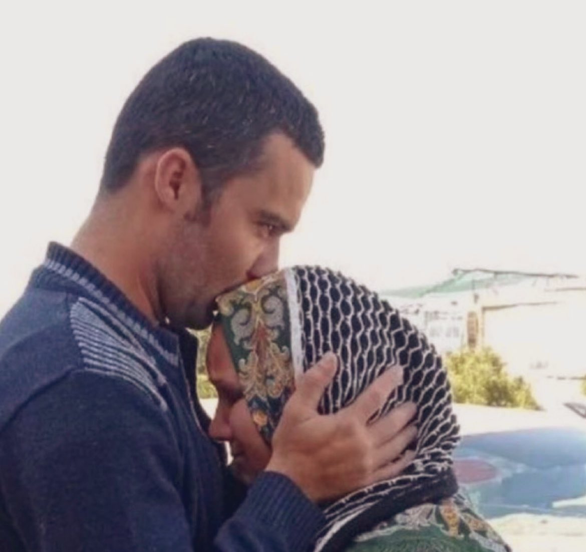 Bevor die Islamische Republik im Iran #PejmanFatehi hinrichtete, sagte er zu seiner geliebten Mutter folgende letzte Worte: 

"Dieser Tod ist ein ehrenhafter Tod für mich. Trage kein Schwarz und weine nicht um mich."