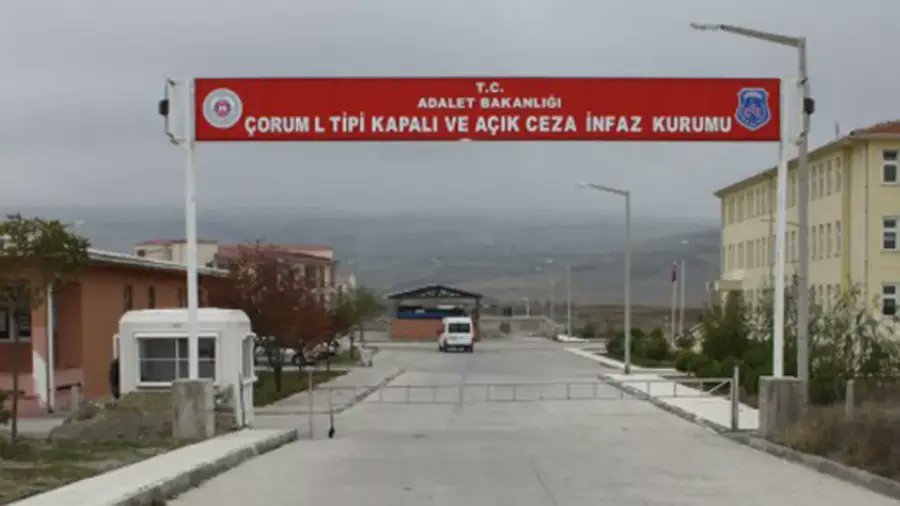 sevincozarslan's tweet photo. Çorum L Tipi'nde kalan kadınların şartları hala kötü. Koğuşlar aşırı kalabalık ve çok soğuk. Su yok. Çocuklar anneleriyle yerde küflü ve pis yataklarda yatıyor.

ÇorumCİKte NelerOluyor Cevabınız var mı? Bu dünya, etme bulma dünyası. @adalet_bakanlik @ctekurumsal https://t.co/YgfgnCbBxR