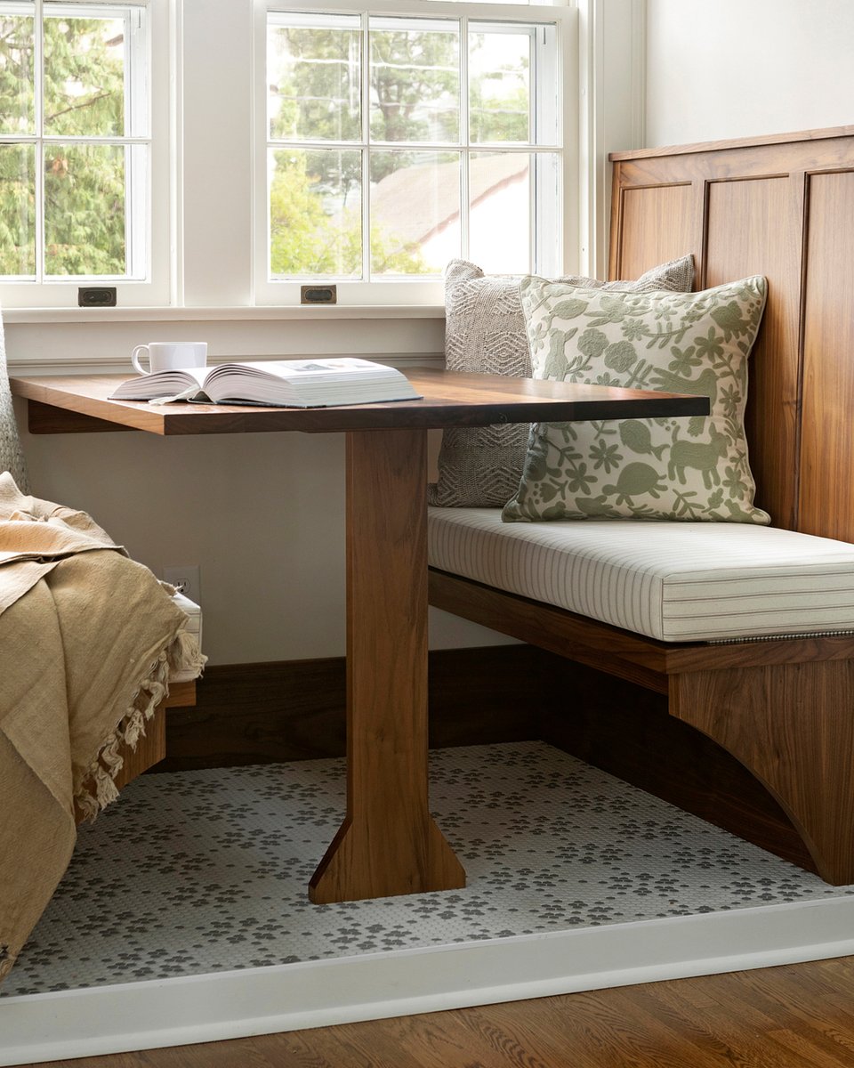 JeffreyCourtInc's tweet photo. The perfect breakfast nook in the best spot in the house.
An awesome transformation by @jkath_designbuild
📷 @spacecrafting
Featured Product: Tribune Mosaic - Grey
Collection: Chapter 14 The Press
#JeffreyCourtInc #KitchenDesign #KitchenCorner #BreakfastNook https://t.co/6Uu3LRaJqq