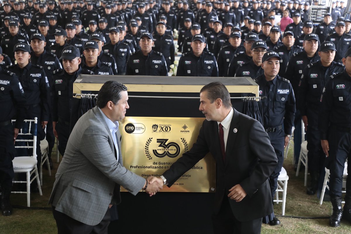 diegosinhue's tweet photo. En la conmemoración de los 30 años del @InfospeGTO, rendimos homenaje a una institución que ha sido pilar en la formación de seguridad y justicia en #Guanajuato. 
Felicitamos también a los nuevos graduados, cuya preparación refuerza nuestra lucha por la seguridad y la legalidad. Son el reflejo del compromiso y la excelencia que caracterizan a nuestro estado.