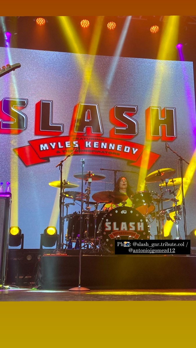 slashgnrtribute's tweet photo. It's great to see @brentfitz with the shirt of my country's soccer team, but even better to see how well he plays with unique power and energy. A unique drummer, at the height of a rock concert like the one that only #SMKC can give us.

!VIVA COLOMBIA! https://t.co/67voQShvEI