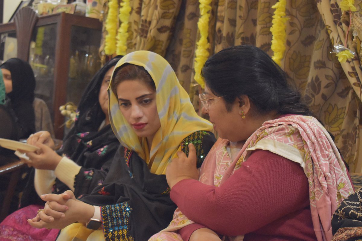 AneelaNauman's tweet photo. Abdul Hafeez Pirzada,he is credited as a principal draftsman of the Constitution of Pakistan ‘73,who passed away in 2015.
It was an honor to meet his family,an asset in our city of Sukkur,Ast. Professor Tajnees Pirzada.
The loyalty of PPP,is forever engraved in their bloodline👏 https://t.co/L39h04nf4B