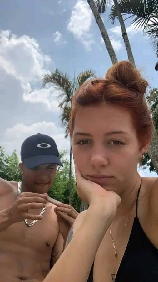 O casal moderno é feito por um maconheiro super gente boa e a uma mina que ta sempre brava