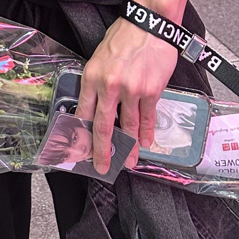 dennycuties's tweet photo. ของแทร่ ตอนนั้นไปงานโชว์รายการsurvivalไรซักอย่างละเห็นเค้าถือการ์ดโดยองเลยไปแชะมา5555555555555555555555555555555555555จังหวะชุลมุน https://t.co/FBi2rgGNa8