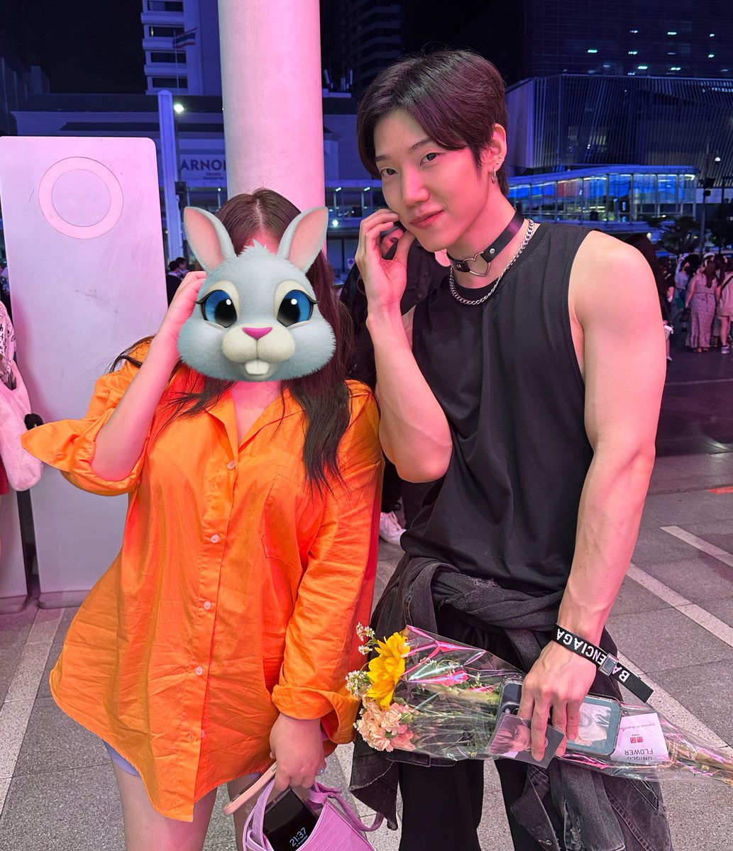dennycuties's tweet photo. ของแทร่ ตอนนั้นไปงานโชว์รายการsurvivalไรซักอย่างละเห็นเค้าถือการ์ดโดยองเลยไปแชะมา5555555555555555555555555555555555555จังหวะชุลมุน https://t.co/FBi2rgGNa8