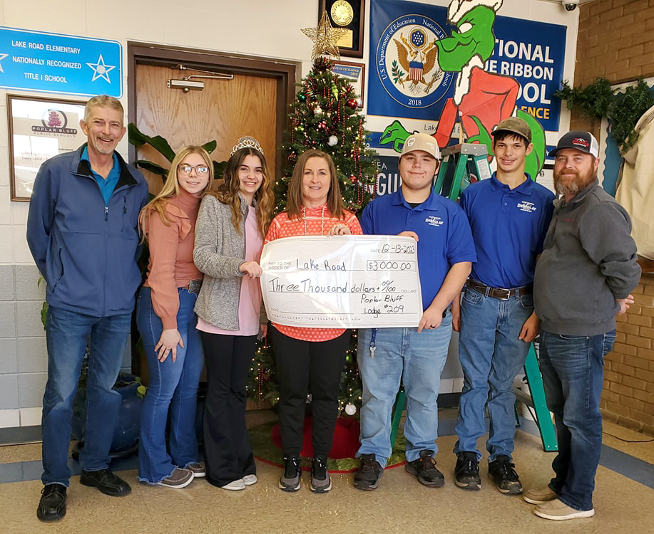 pbschools's tweet image. Masonic Lodge donates $6K toward clothing needs at @EFShines, @LakeRdRocks: lr.poplarbluffschools.net/cms/One.aspx?p… #pbstrong