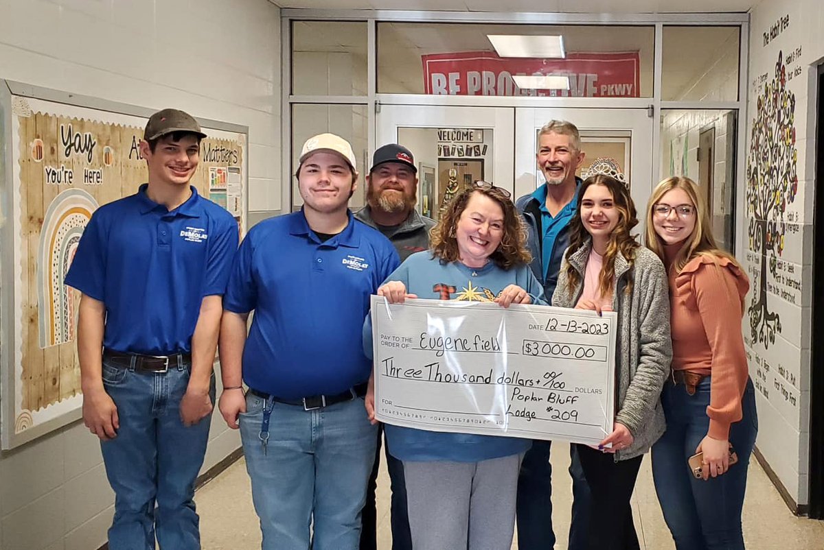 pbschools's tweet image. Masonic Lodge donates $6K toward clothing needs at @EFShines, @LakeRdRocks: lr.poplarbluffschools.net/cms/One.aspx?p… #pbstrong