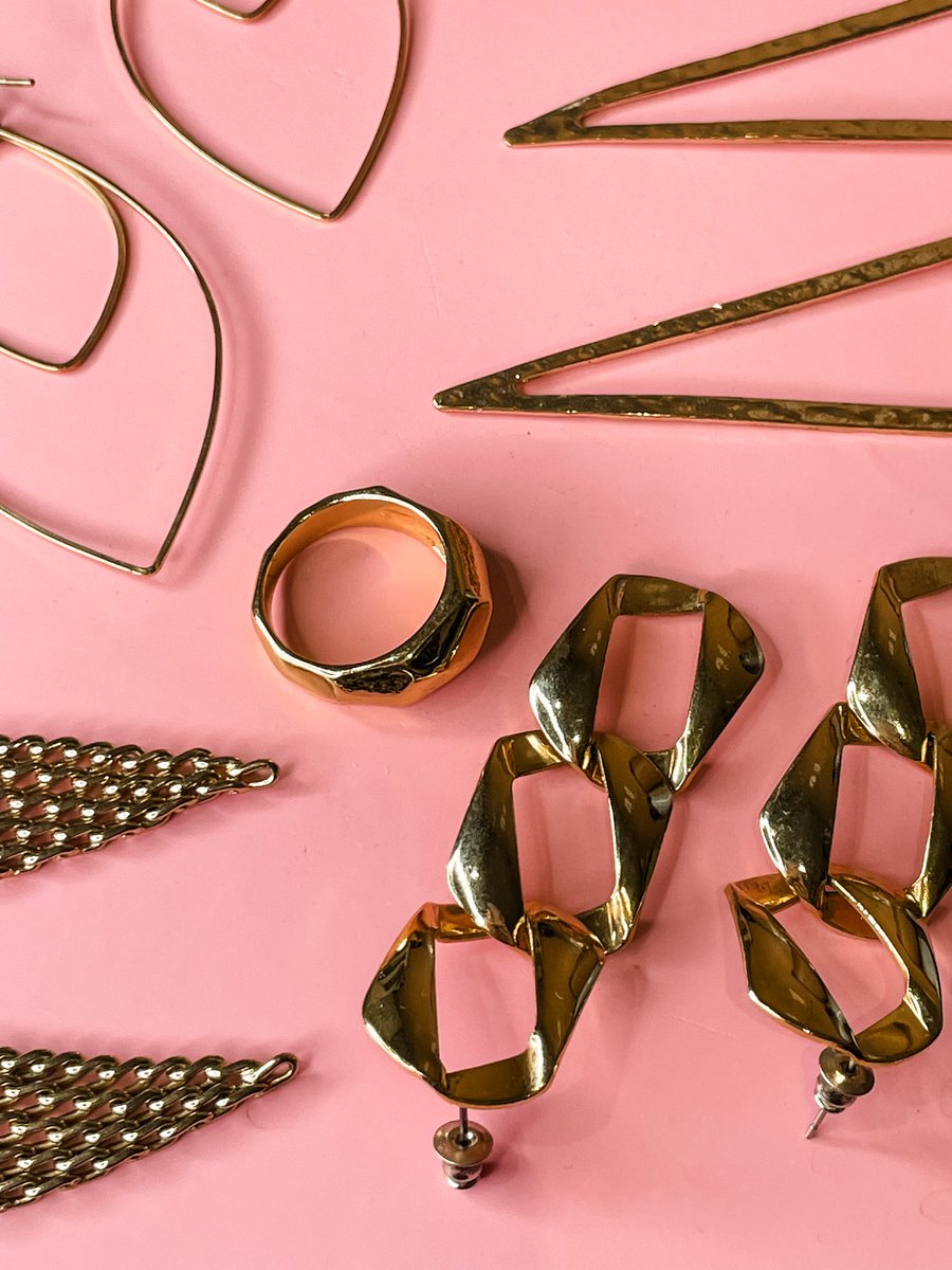 Playful vibes to warm up your style, especially heading into February (which to me is like pink, red and white with touches of metallic month) 💕👸