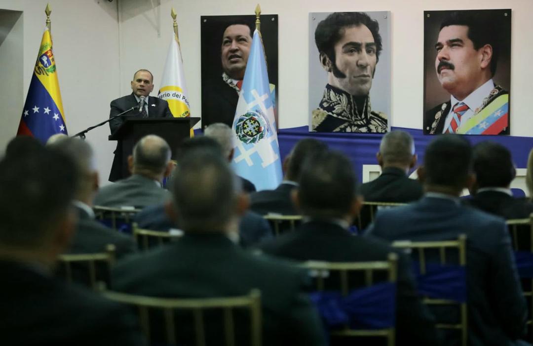 #30ENE || Desde las instalaciones de la @UNESUniversidad, el Vpdte. Sectorial AJ. <a href="/CeballosIchaso1/">@FuerzaDinamica Remigio Ceballos Ichaso</a> sostuvo una reunión de alto nivel con los directores regionales y estadales del #CICPC, con el objetivo de afianzar las estrategias a desarrollar como parte de las 7T-2030.