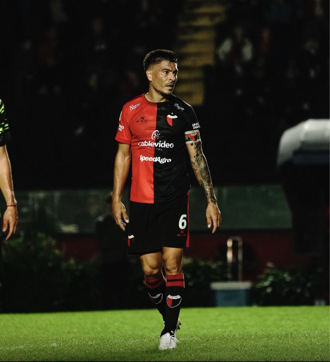 juampisajama's tweet photo. Al final, el que tuvo un poco de amor propio y sentido de pertenencia fue Paolo Goltz. Renovó, y hoy es la voz de mando del equipo.
Con aciertos y errores, nunca vendió humo, salió campeón, se bancó las malas, alguna vez fue fundamental. El verdadero capitán de #Colón. https://t.co/Kdb9d8pRtR