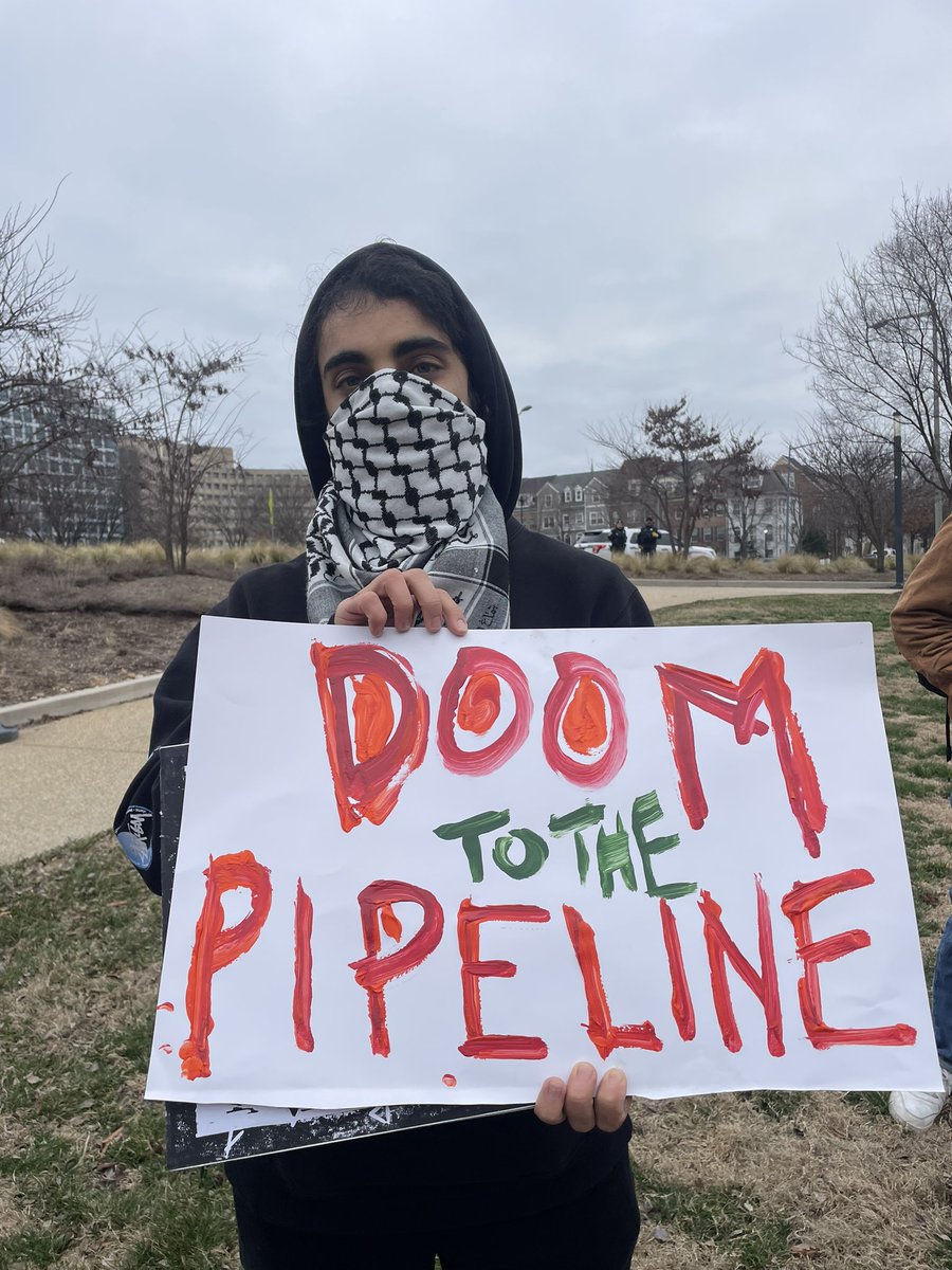 FightFossils's tweet image. #Blockeverypath! More photos from todays DC solidarity action to demand @washingtongas stop investing DC ratepayers $$ into the dirty Mountain Valley Pipeline (MVP). Including our message in support of @stopthemvp 🔥❤️

#EndFossilFuels