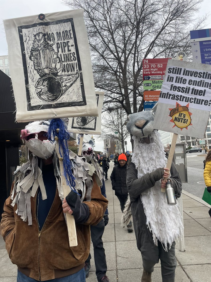 FightFossils's tweet image. #Blockeverypath! More photos from todays DC solidarity action to demand @washingtongas stop investing DC ratepayers $$ into the dirty Mountain Valley Pipeline (MVP). Including our message in support of @stopthemvp 🔥❤️

#EndFossilFuels