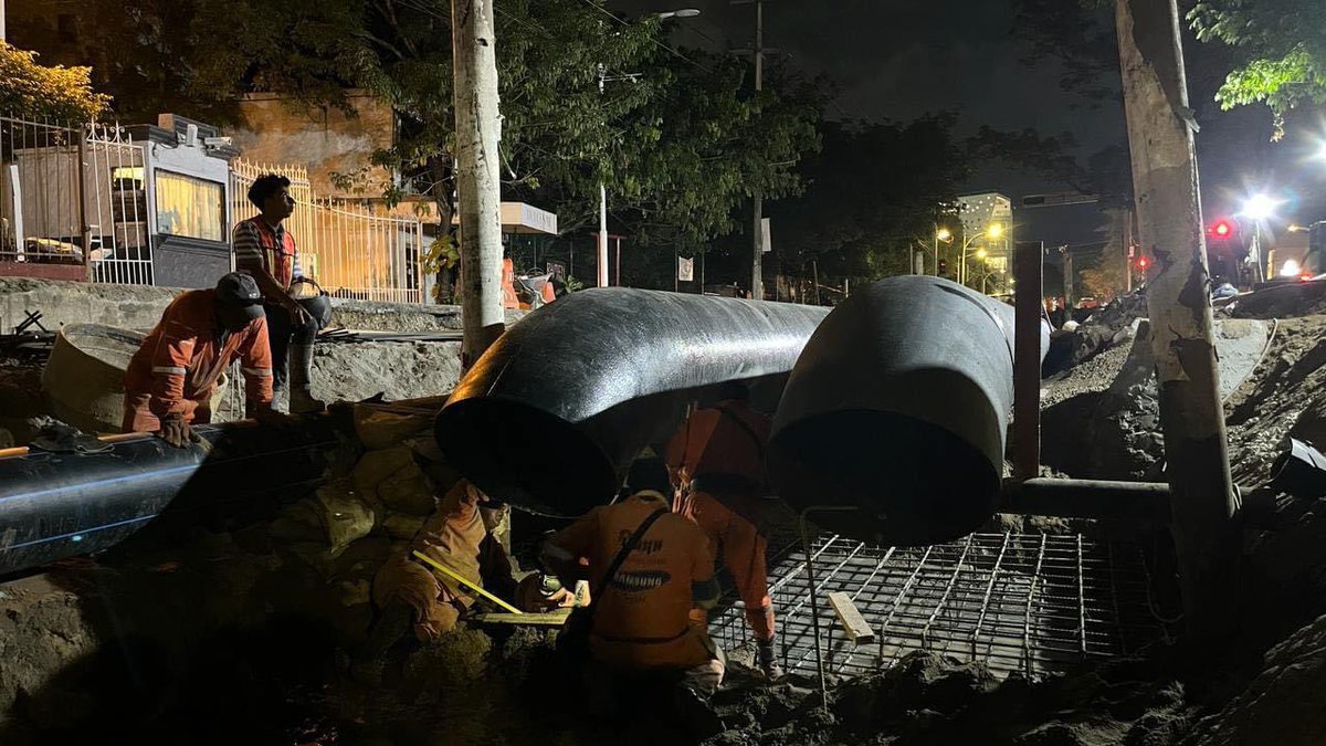 Durante la noche de ayer, se realizaron trabajos de fabricación de 2 bay-pass de acero al carbón para saltar los ductos del arroyo del espejo que está a la altura del restaurante Toks, a base de codos de acero al carbón y bridas de acero para conectar a las líneas del acueducto.