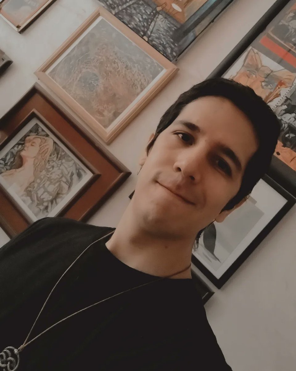 Leonmartinezlet's tweet photo. Cuando estaba en espera para entrevista con #AvisRaris 👁️🪽
Siempre me ha gustado su lugar aunque próximamente estrenarán sede nueva. Tengo muchas ganas de conocerla ✨🖖🏼
#Arte #AvisRaris #Pintura #Surreal #GayGdl #Treinton #Inventado #Escritor #ColectivoArtistico https://t.co/kACYRvANaW