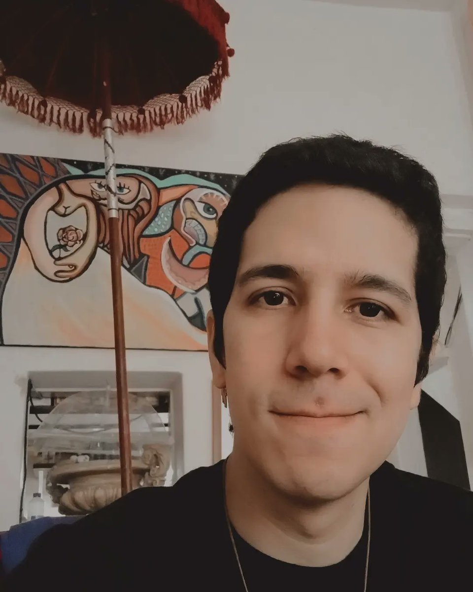 Leonmartinezlet's tweet photo. Cuando estaba en espera para entrevista con #AvisRaris 👁️🪽
Siempre me ha gustado su lugar aunque próximamente estrenarán sede nueva. Tengo muchas ganas de conocerla ✨🖖🏼
#Arte #AvisRaris #Pintura #Surreal #GayGdl #Treinton #Inventado #Escritor #ColectivoArtistico https://t.co/kACYRvANaW
