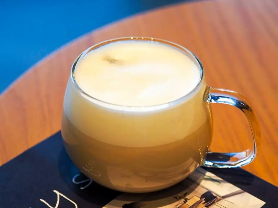 #スタバのおすすめカスタム紹介
① 鉄板ほうじ茶ミルクティー
「ほうじ茶ティーラテ」に、
・エスプレッソショット追加（+55円）
・ホワイトモカシロップに変更（無料）
・ミルク多め（無料）