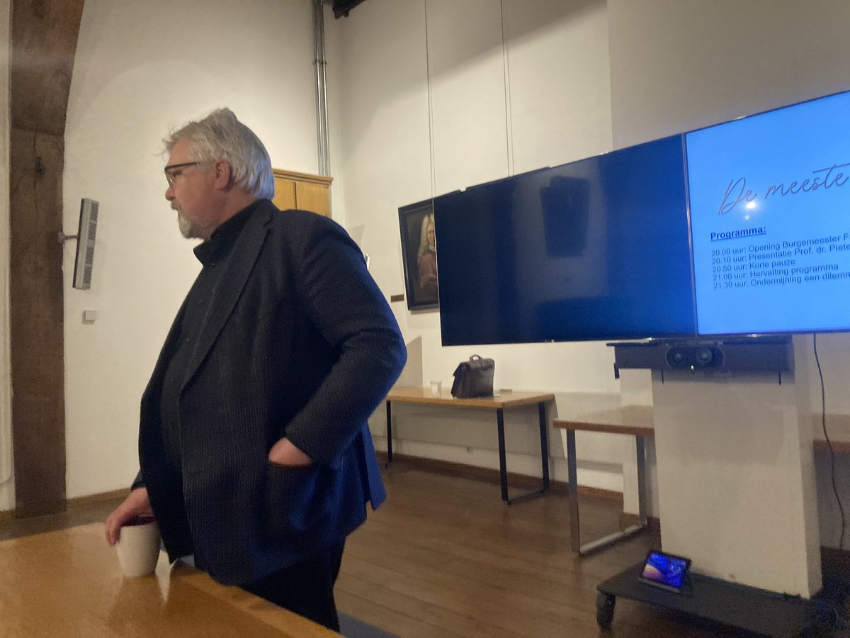 Mooie avond met de raad over ondermijning. Helaas ook in <a href="/5heerenlanden/">Gemeente Vijfheerenlanden</a> komt de onderwereld binnen in het gewone leven. 
Te gast dé autoriteit op dit gebied: professor <a href="/pietertops/">Pieter Tops</a>. Nuttige en interessante blik op dit moeilijk grijpbare onderwerp.