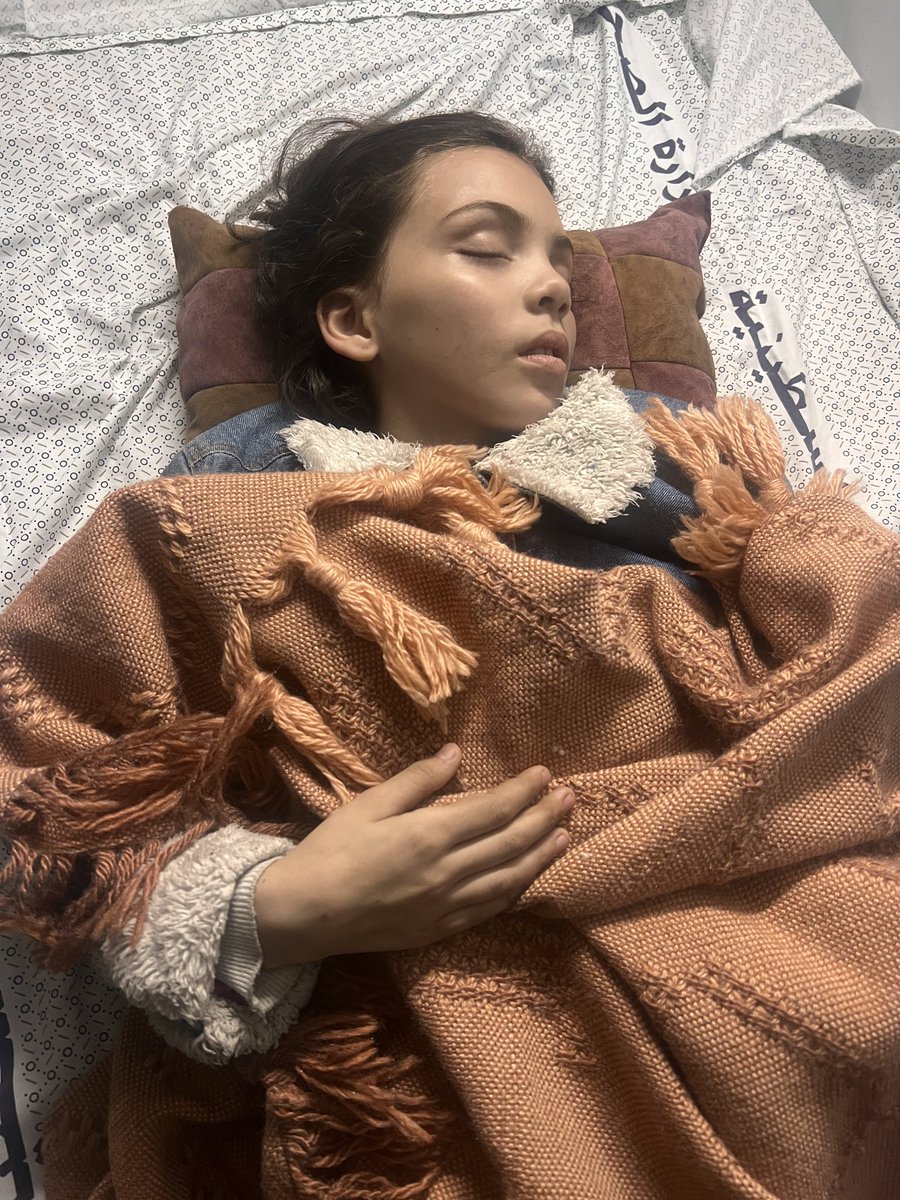 الطفلة نهى الزيتونية
 من غزة استشهد والدها وعمها وأخوالها وجدها 
 وأصيبت بشظايا من القصف منها ما كان برأسها، حتى أصيبت بفقدان وعي طويل وشلل في أطرافها، أخبر الأطباء أن حالتها تسوء وهي بحاجة للعلاج فوراً في الخارج.
نهي لازم تتعالج .. نهي حقها تتعالج .
#انقذوا_نهى